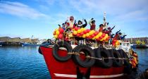 <p>Bereits am Samstag nach Sankt Martin (11. November) läuft "Sinterklaas" samt Entourage auf einem Schiff (der Legende nach aus Spanien) in einer niederländischen Stadt ein (in diesem Jahr in Den Haag). Mit Hurra wird er empfangen und das Ganze live im Fernsehen übertragen. Dann begibt sich Sinterklaas auf eine mehrwöchige Reise durch das Land. (Bild: Getty Images/PHIL NIJHUIS/ANP/AFP)</p> 