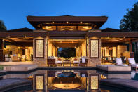 Cher hat diese atemberaubende Villa im Wert von rund 10 Millionen Euro auf Hawaii entworfen, jedoch nie darin gewohnt Gekauft wurde das voll möblierte Haus mit einem ungehinderten Blick auf den Pazifik von dem Milliardär und Unternehmer Bob Parsons. (Bild: Hualālai Realty)