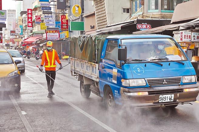 嘉義市文化路夜市春節人潮多，環保局消毒加強防疫。（廖素慧攝）