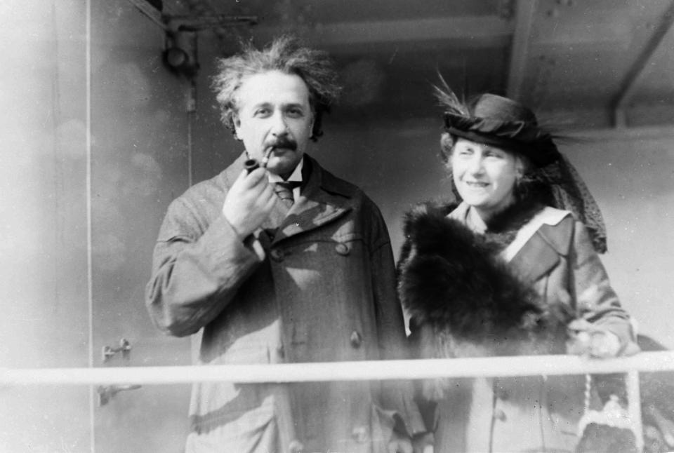 1921年4月4日，愛因斯坦與妻子合影。資料照片：AP Photo