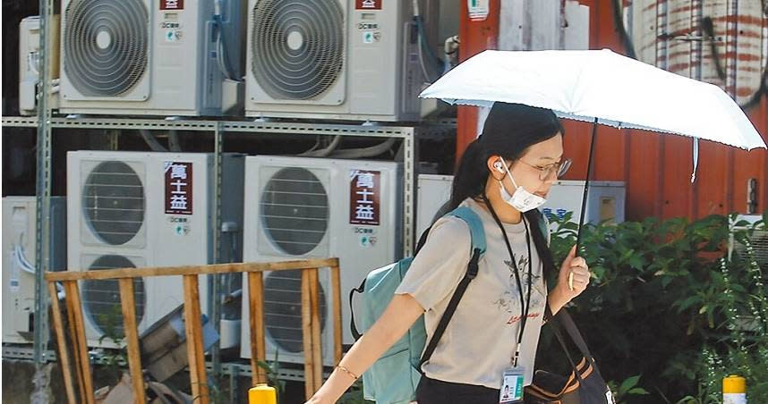 台電7月起調漲住宅千度以上電價9％，將衝擊300萬租屋族。以房東每度漲0.5元來說，套雅房月用500度（含公設），一個房間電費就多250元，一年多繳3000元。（圖／報系資料照）