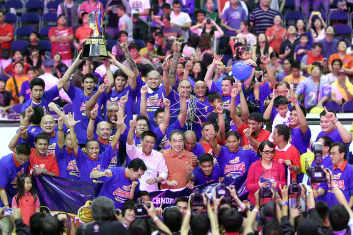 The E-Painters celebrate their first PBA title. (PBA Images)