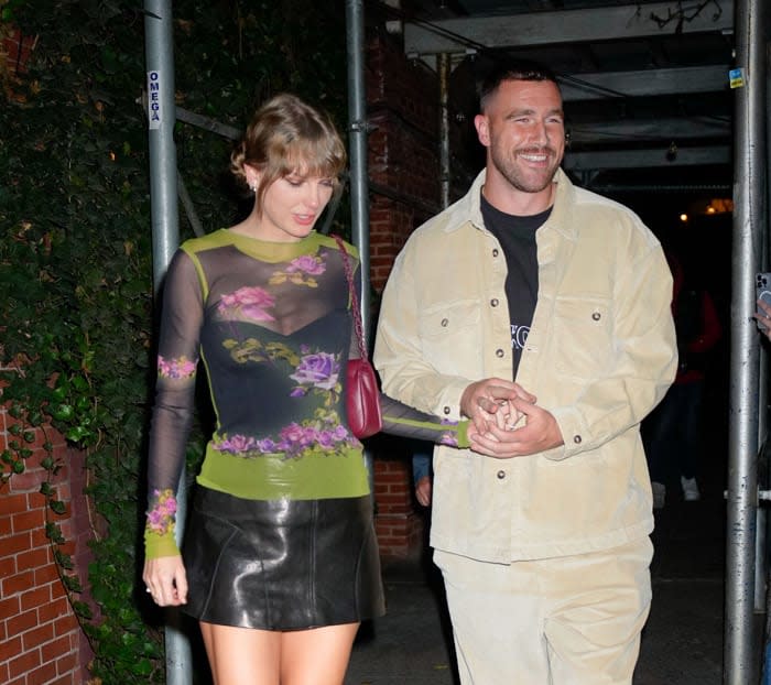 Taylor Swift con su novio Travis Kelce