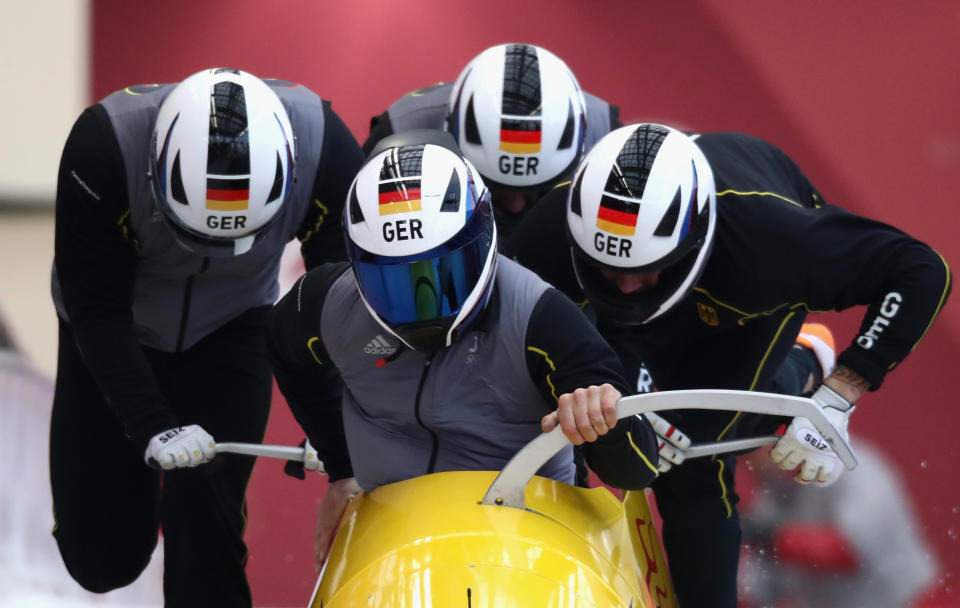 Zwischendrin ein Bild, das erst am Wochenende relevant wird: Der deutsche Viererbob hier im Training.