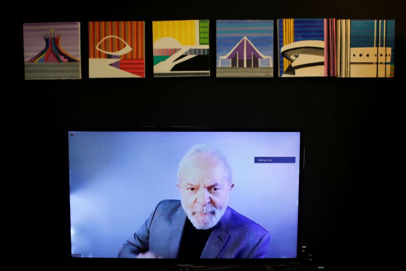 El expresidente de Brasil Luiz Inacio Lula da Silva, en una pantalla mientras habla con Reuters desde Sao Paulo en una entrevista por videoconferencia realizada en Brasilia, Brasil.