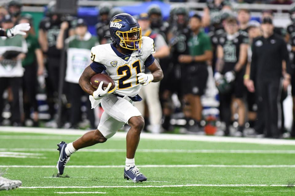 Toledo running back Jacquez Stuart runs for a touchdown against Ohio University in the first quarter.