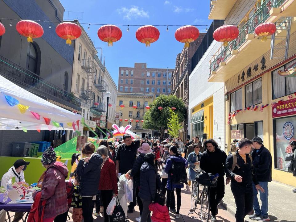 舊金山將在市中心設立首個娛樂區，允許餐館和酒吧在戶外活動期間出售酒精飲料。 圖為華埠的春日街會活動。（記者劉先進／攝影）