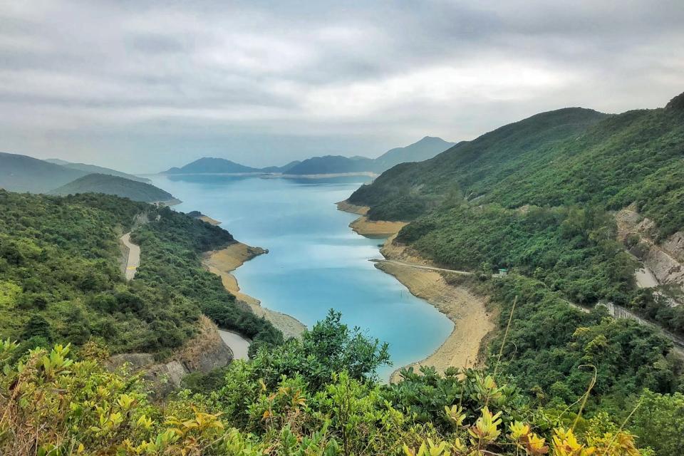 沿樓梯往上行很快就會看到水塘美景