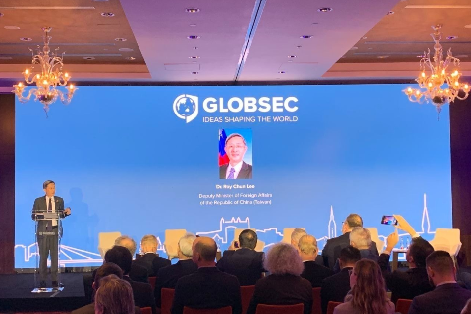 外交部政務次長李淳應「全球安全論壇」（GLOBSEC）邀請，在斯洛伐克首都布拉提斯拉瓦舉辦的「臺灣論壇_」(Taiwan_Forum)_中發表演說