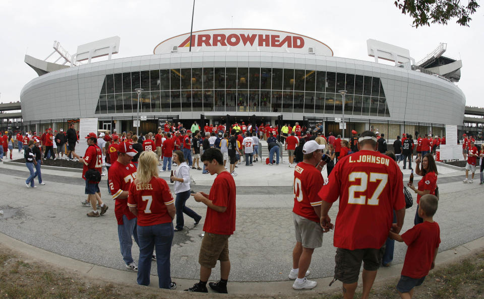 ARCHIVO - Fanáticos de los Chiefs de Kansas City se reúnen a las afueras del Arrowhead Stadium previo al partido de la NFL en contra de los Raiders de Oakland el 20 de septiembre de 2009, en Kansas City, Missouri. Los votantes en el condado de Jackson, Missouri, rechazaron un plan para extender un impuesto sobre ventas que iba a aportar recursos para la renovación del estadio. El KC Current planea desarrollar un complejo alrededor del CPKC Stadium, de la Liga Nacional de Fútbol Femenino. (AP Foto/Ed Zurga, Archivo)