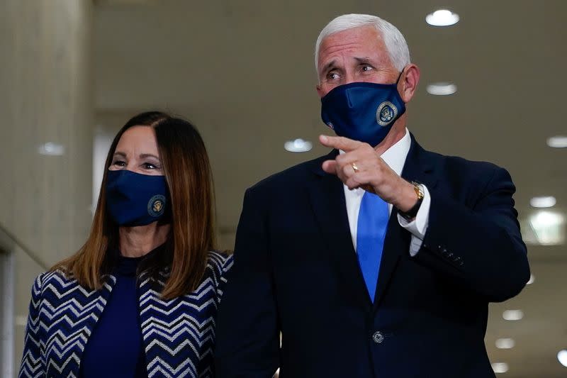 Imagen de archivo del vicepresidente de Estados Unidos, Mike Pence, de pie junto a su esposa, Karen, luego de emitir su voto en Indianápolis