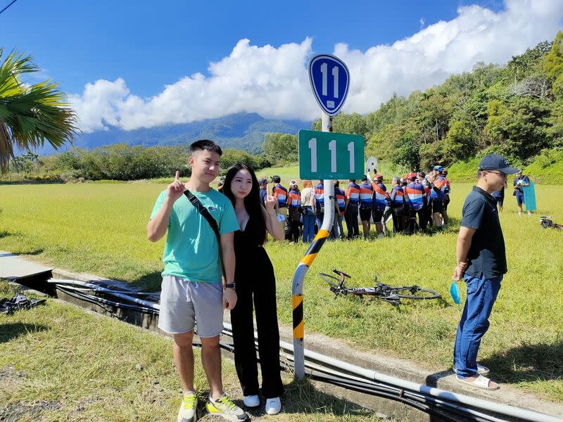 台11線111公里的里程牌11日吸引許多民眾打卡紀念，台東縣觀光協會理事長潘貴蘭說，連環1可代表一生一世，一心一意。中央社記者盧太城台東攝 111年11月11日