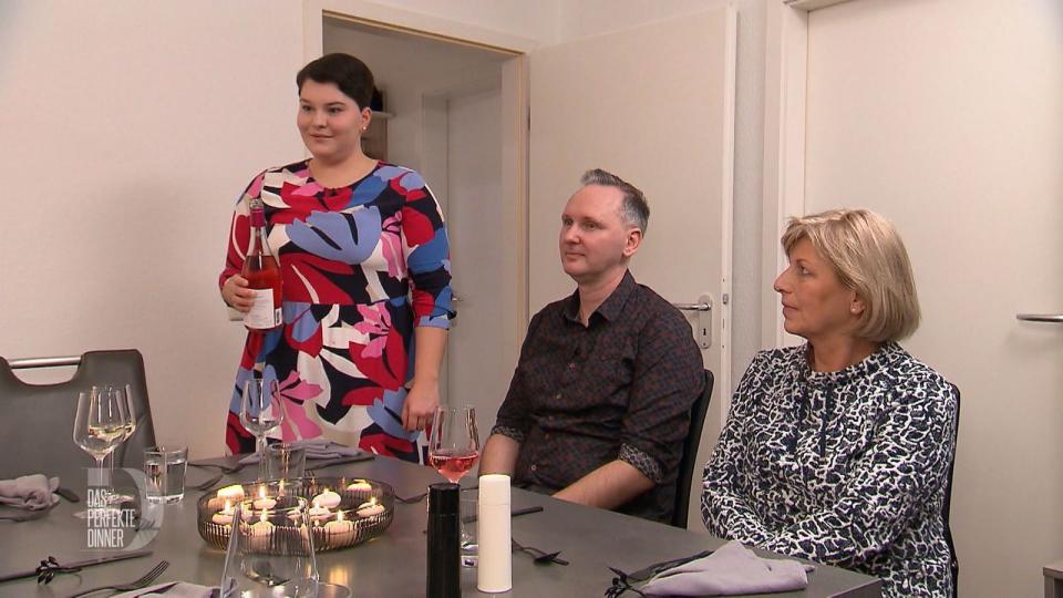 Vicky hat bei ihrem Essen alles Tierische für Lisa ersetzt - nur beim Wein hat sie nicht auf das Label "vegan" geachtet.
 (Bild: RTL)