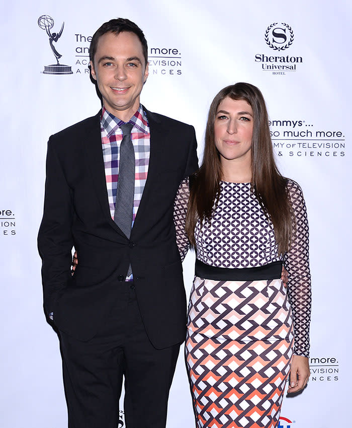 Jim Parsons y Mayim Bialik