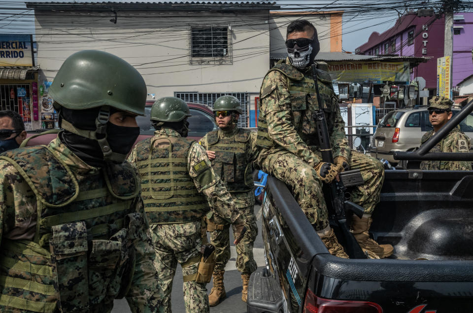 Los soldados ordenan a hombres y niños que bajen de los autobuses y los registran en busca de armas, drogas y tatuajes de bandas. (Federico Rios/The New York Times)