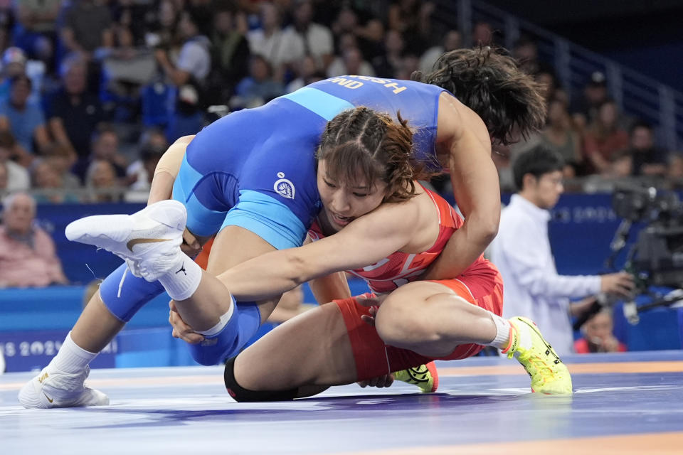 Vinesh Phogat of India stuns Yui Susaki of Japan, Tokyo gold medalist