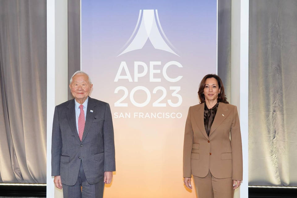 亞太經濟合作組織（APEC）峰會正在美國舊金山舉行，台灣領袖代表張忠謀（左）於當地時間16日下午與美國副總統賀錦麗（Kamala Harris）（右）會晤，雙方會談約20分鐘，氣氛融洽，兩人也合影留念。（圖／APEC台灣代表團提供）