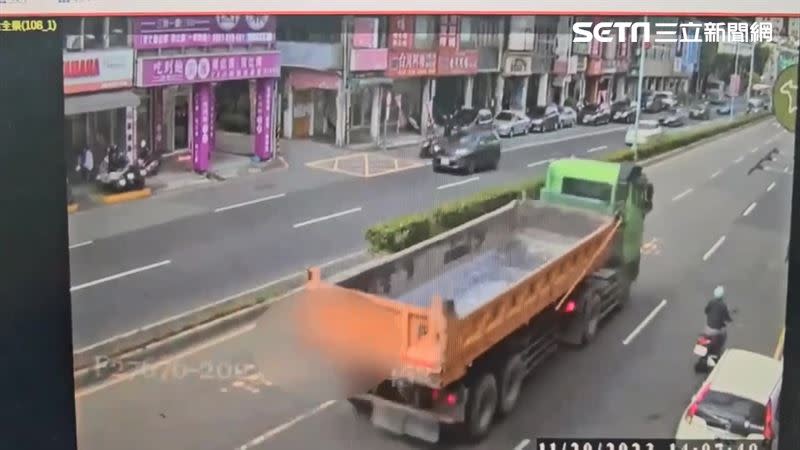 砂石車肇事後駛離的畫面。（圖／翻攝畫面）