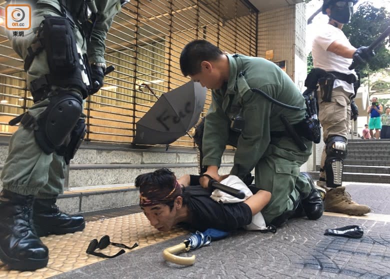 有戴口罩人士被制服。(甘偉倫攝)