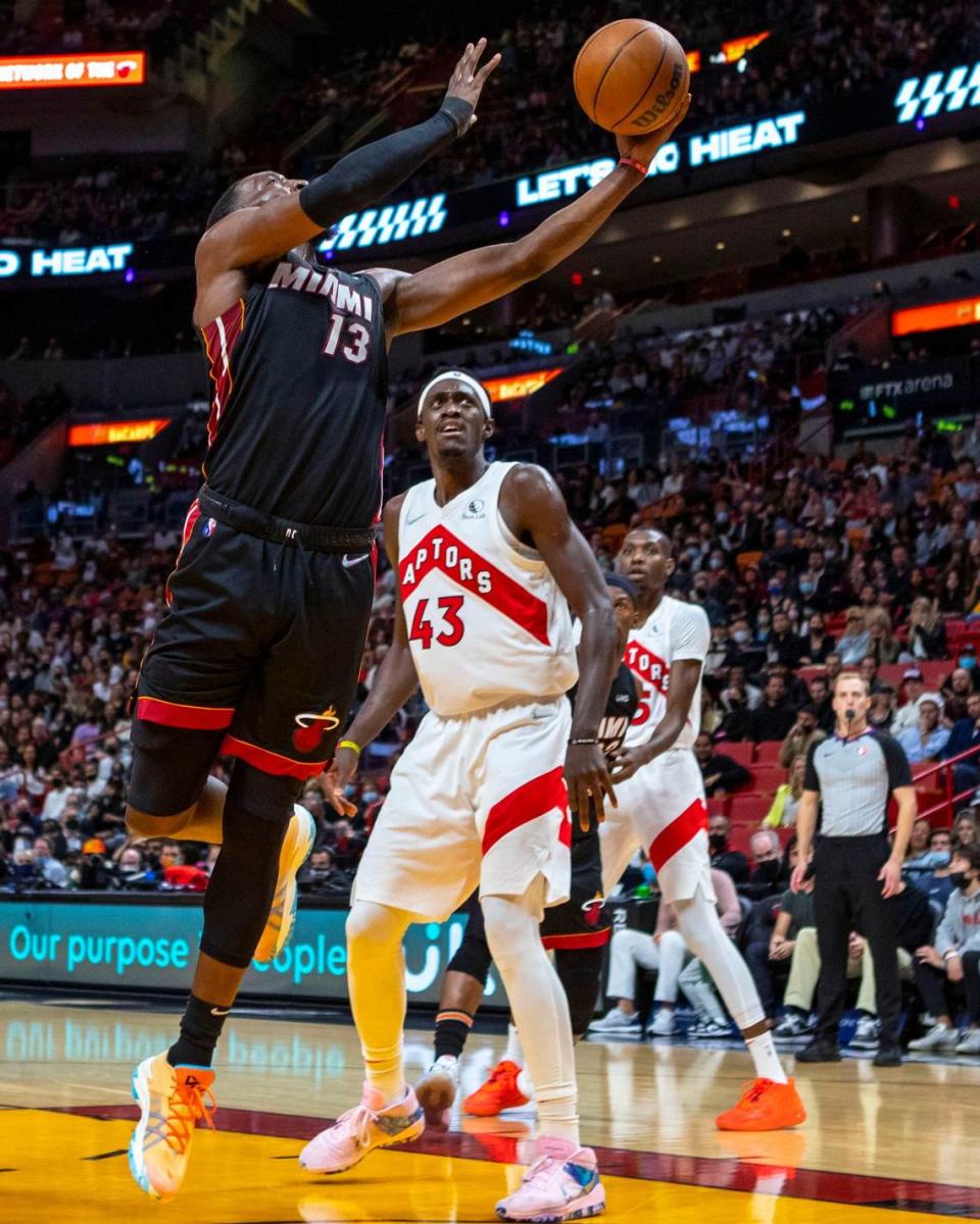 El jugador del Heat Bam Adebayo (izq.) entra al aro ante la marca de Pascal Siakam, de los Raptors de Toronto, en el partido celebrado el 17 de enero de 2022 en Miami.