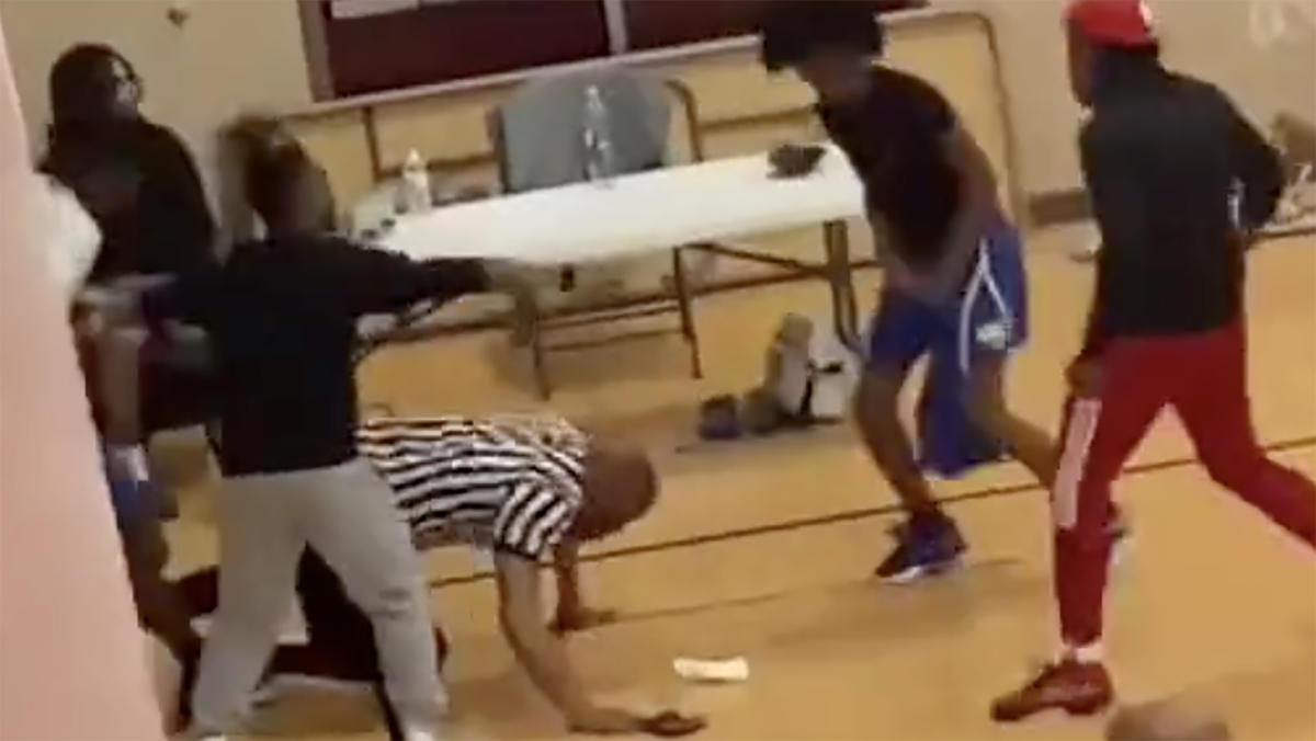 Basketball ref gets 30 stitches after teen players attack him