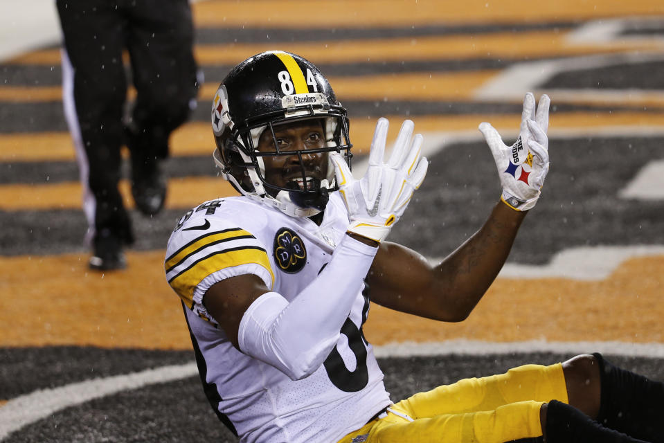 But why? Former Pittsburgh Steelers receiver Santonio Holmes revealed something about Antonio Brown, above, that may or may not be true, but wasn’t his business anyway. (AP)