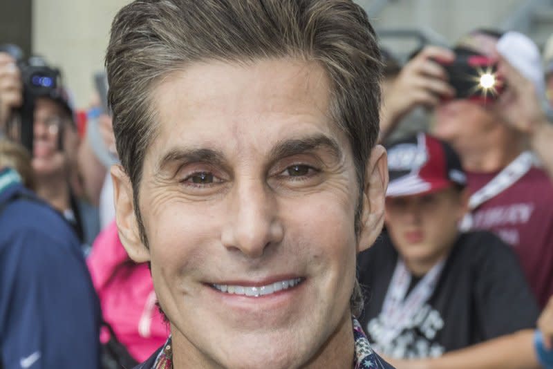 Perry Farrell throws punch at Dave Navarro, ending Jane's Addiction concert