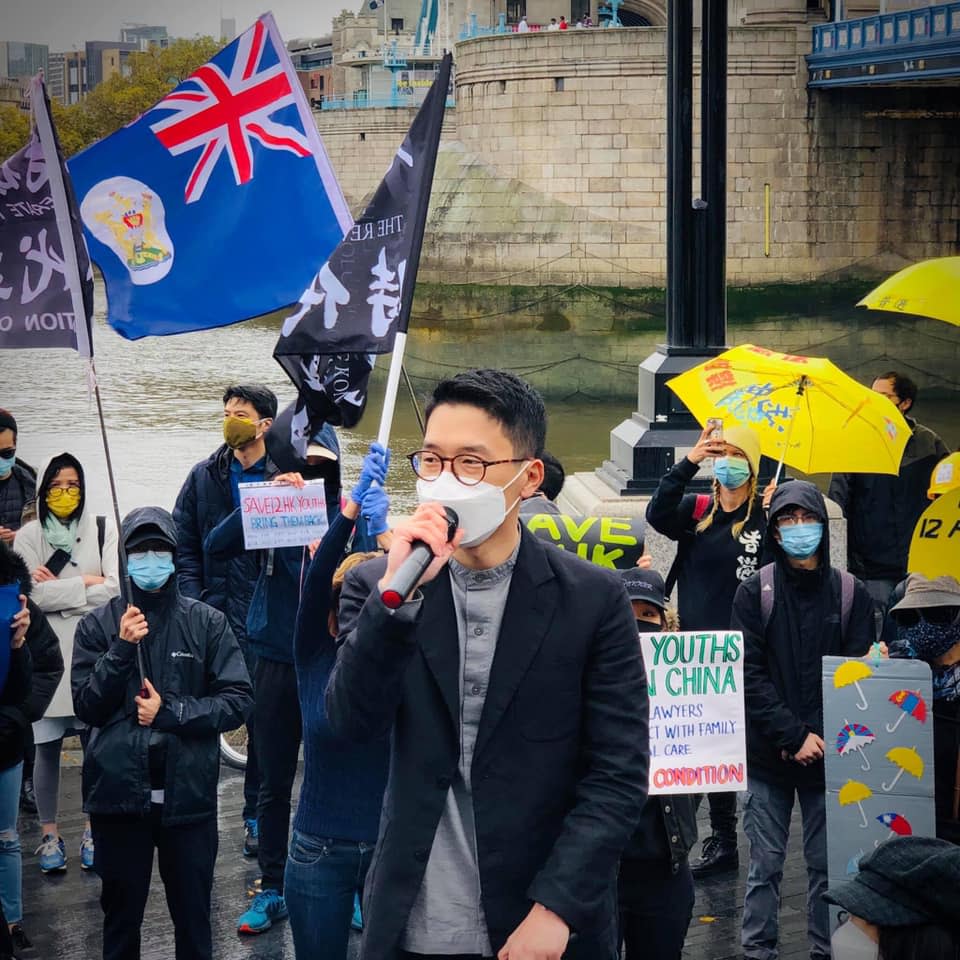 流亡英國的前香港眾志創黨主席羅冠聰。圖為羅冠聰2020年出席倫敦「12港人手足」聲援集會。   圖：擷自羅冠聰臉書(資料照片)