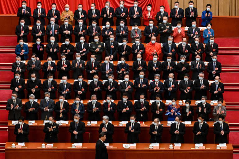 El presidente de China, Xi Jinping, es aplaudido a su llegada a la ceremonia de apertura de la Conferencia Consultiva Política del Pueblo Chino (CCPPC) en el Gran Salón del Pueblo en Pekín el 4 de marzo de 2023. 