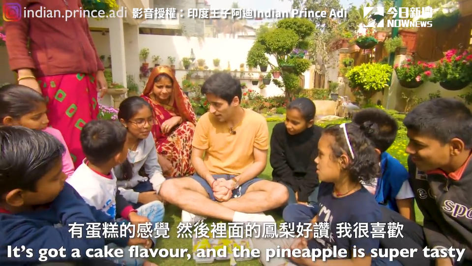 ▲印度王子阿迪分享鳳梨酥給印度小朋友（圖／印度王子阿迪Indian Prince Adi 授權）