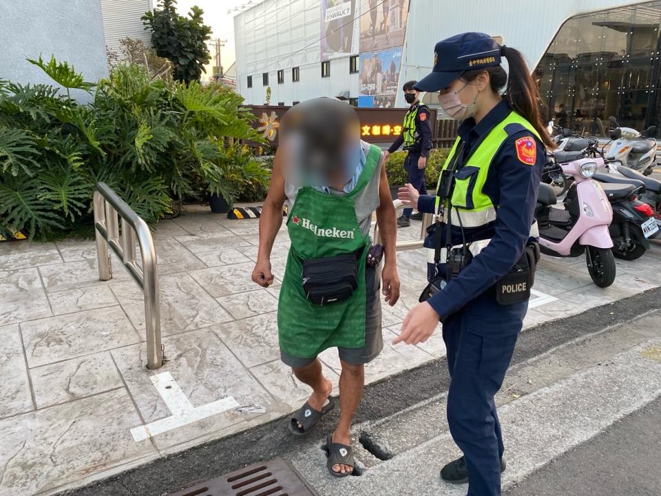 中市警豐原分局助男子尋回愛車外，並護送其平安返家。(圖/記者謝榮浤翻攝)