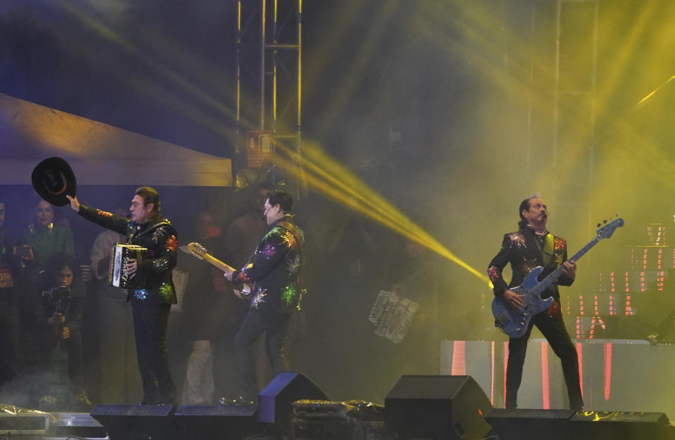 La banda de música norteña Los Tigres del Norte durante su concierto del Grito de Independencia en el Zócalo de la Ciudad de México el jueves 15 de septiembre de 2022. (Foto AP/Fernando Llano)