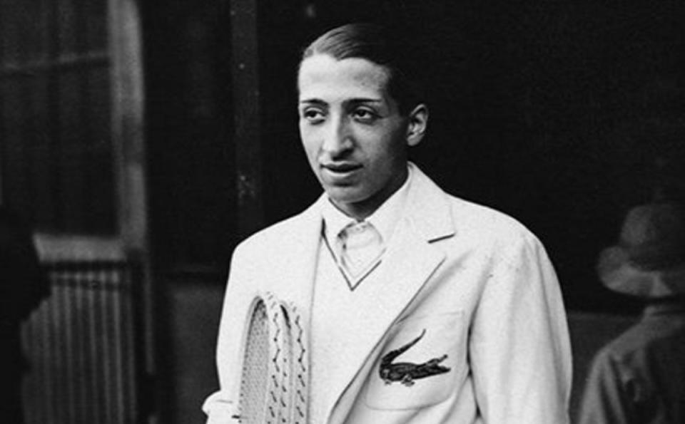 El tenista René Lacoste, conocido como ‘el cocodrilo’, usó su apodo para crear un imperio textil. Imagen vía Getty Images.