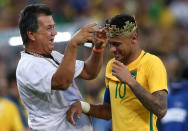 2016 Rio Olympics - Soccer - Final - Men's Football Tournament Gold Medal Match Brazil vs Germany - Maracana - Rio de Janeiro, Brazil - 20/08/2016. Neymar (BRA) of Brazil receives a crown. REUTERS/Marcos Brindicci