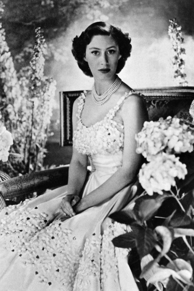 31 Photos of Queen Elizabeth and Princess Margaret Being PYTs