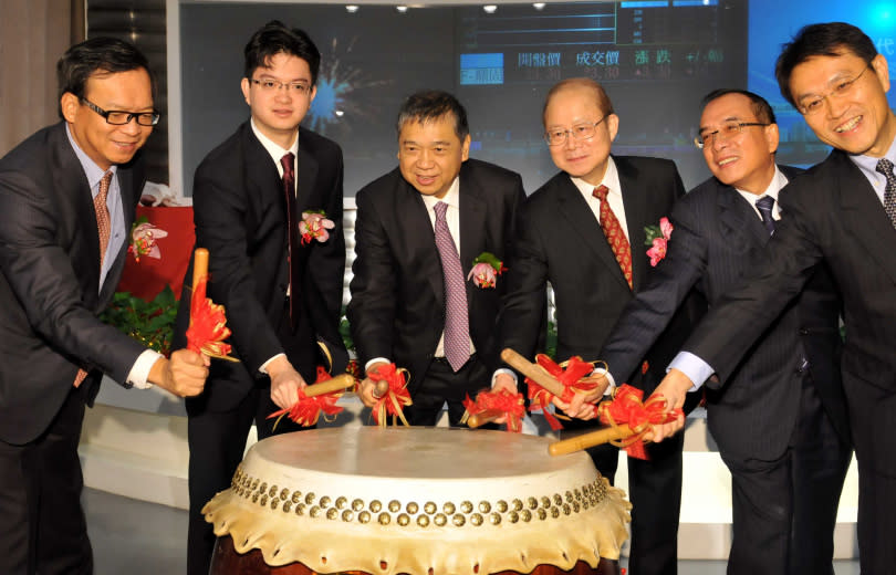 2012年鼎固在台灣證券交易所上市，董事長張洪本（左三）、總經理張能耀（左二）與前證交所董事長薛琦（右三）一起擊鼓慶祝上市，為首家回台上市的中國房地產台商企業。（圖／報系資料照）