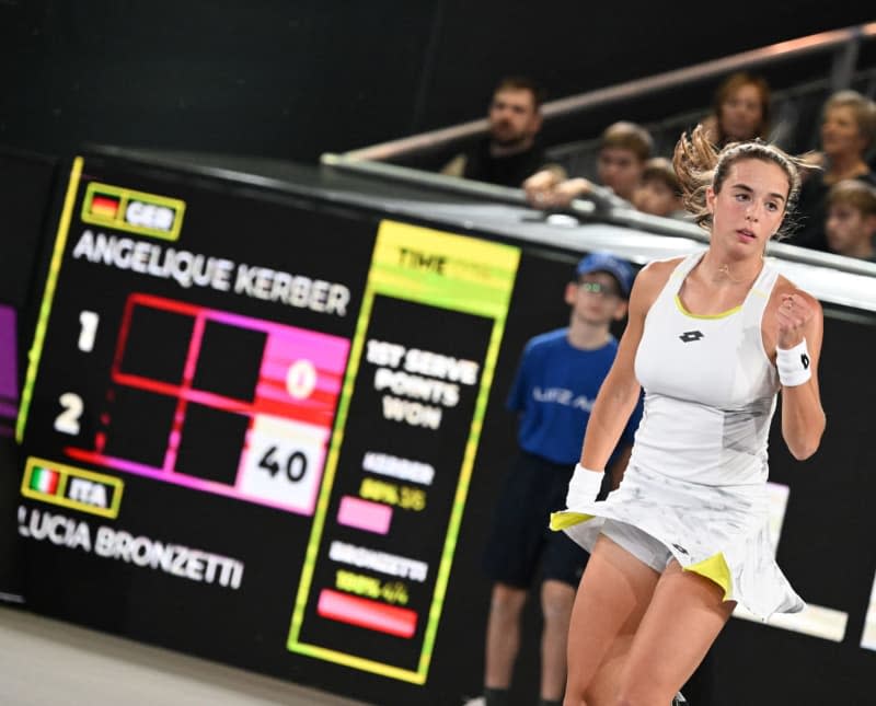 Italian tennis player Lucia Bronzetti celebrates a point against German Angelique Kerber during their rounf of 32 tennis match of the WTA-Upper Austria Ladies Linz Tournament. Barbara Gindl/APA/dpa