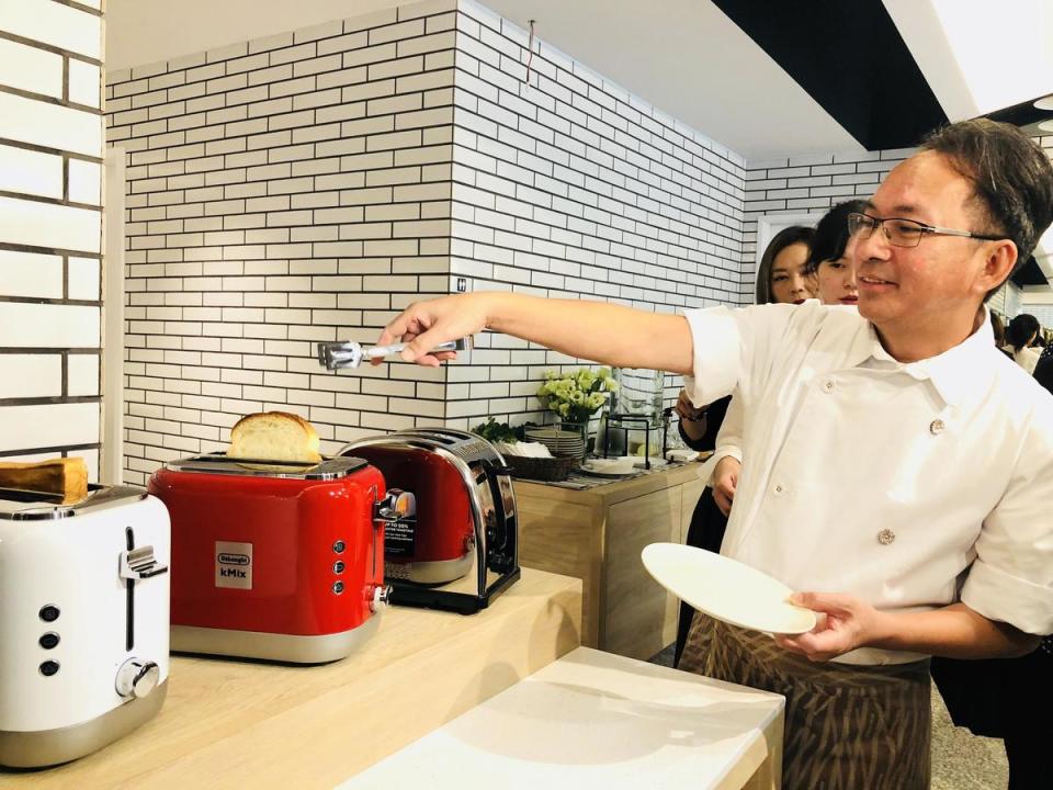 吳寶春示範選用歐洲精品烤吐司機烤吐司。