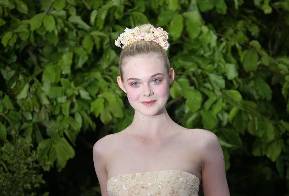 <p>Romantikerinnen liefert Elle Fanning mit diesem Look eine wunderschöne Inspiration für die anstehende Hochzeit. Das straff hochgesteckte Haar wird mit einem Blumengesteck verziert. Entweder können frische Blüten ins Haar eingearbeitet werden oder fertige Kränze verwendet werden. Mit wenigen Handgriffen wird die Frisur zum verträumten Flower-Power-Traum. Wunderbar zu verspielten Häkel- und Tüllkleidern oder zu bodenlangen Vintage-Roben mit zarten Stickereien. (Foto: Joel Ryan/Invision/AP) </p>