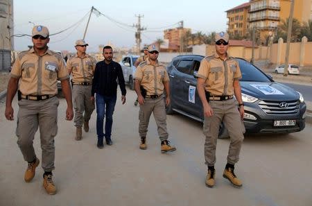 Palestinian private security guards from Castle Security company take part in an exercise during a simulation on how to secure important characters, in Gaza City November 23, 2016. Picture taken November 23, 2016. REUTERS/Ibraheem Abu Mustafa