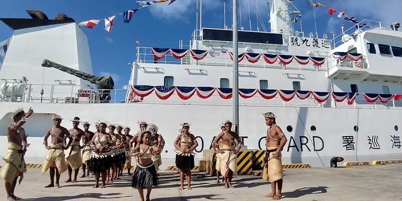 海巡署艦隊分署「巡護九號」自6月執行「中西太平洋公海漁業巡護任務」，駛進台灣友邦吉里巴斯貝壽港，受到盛大歡迎，當地民眾以傳統舞蹈 歡迎巡護九號到來，現又傳出兩國外交可能生變。（檔案照）