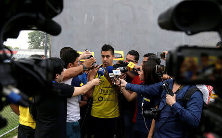 Foto del miércoles del futbolista de la selección de Ecuador Christian Noboa hablando con periodistas en el estadio Arsenio Erico. 22/03/17. REUTERS/Jorge Adorno