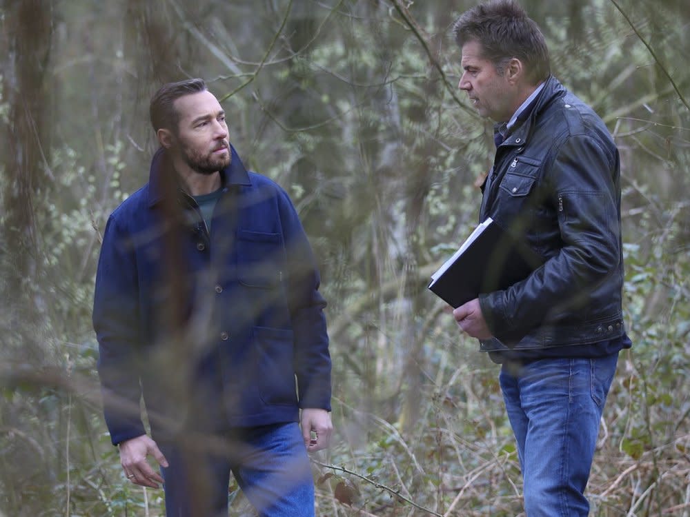 "XY gelöst": Moderator Sven Voss (l.) und Ermittler Gerhard Hoppmann (r.) bei der Besichtigung eines Tatorts. (Bild: ZDF/Saskia Pavek)