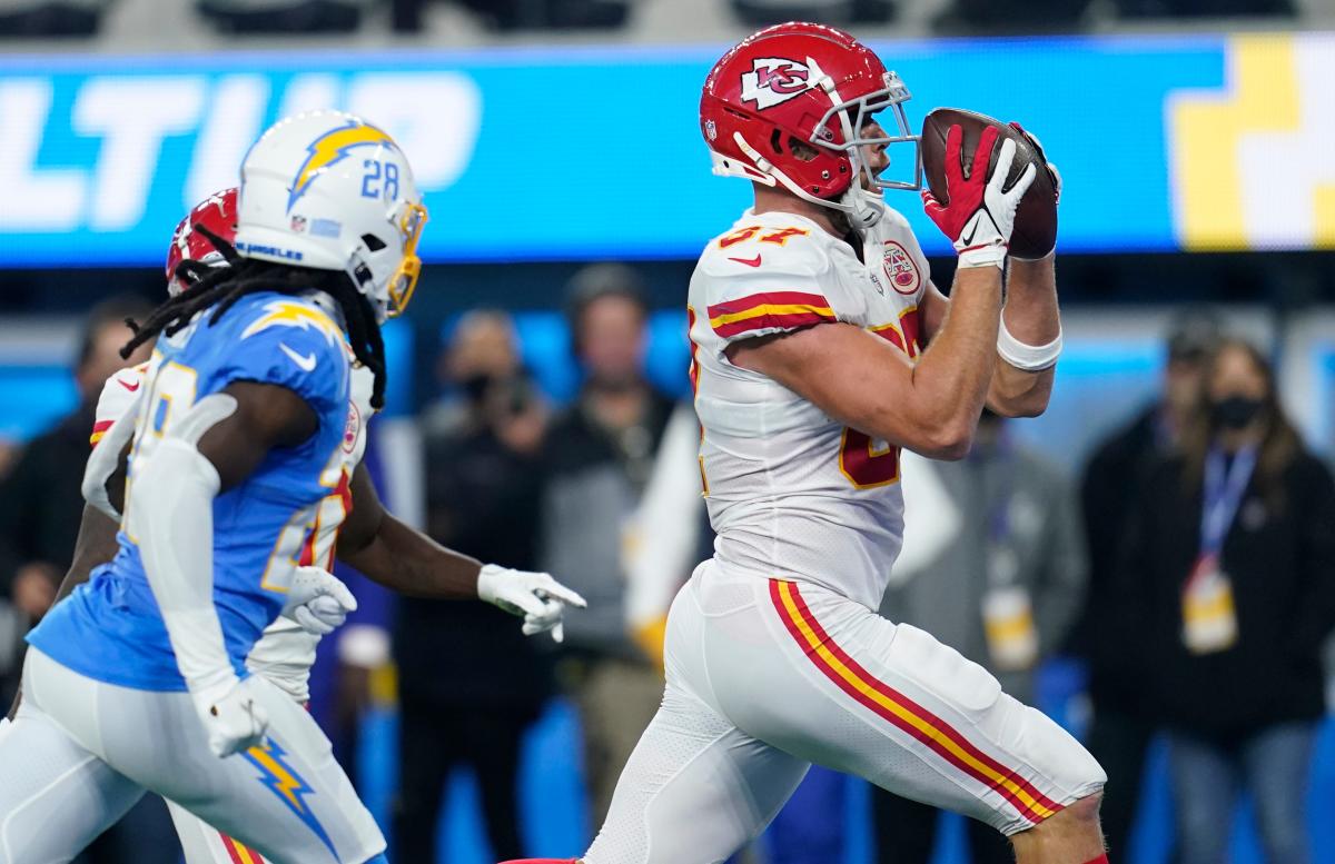 Travis Kelce celebrates touchdown vs. Bengals with 'U-C' in end zone