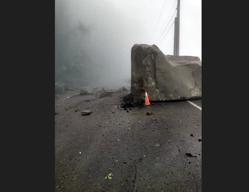 嘉義縣山區因連續大雨造成落石不斷，7日在竹崎鄉光華村縣道159甲線40至43公里處有巨大落石滾落路面，考量行車安全，該路段自傍晚5時起至8日上午6時暫時封閉。（圖／嘉義縣政府提供）