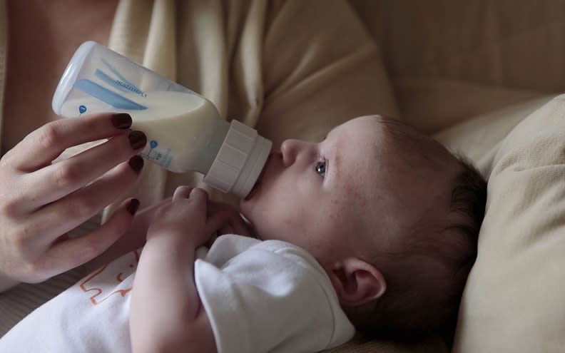 Algunas madres deben dar complemento al bebé además de la leche materna