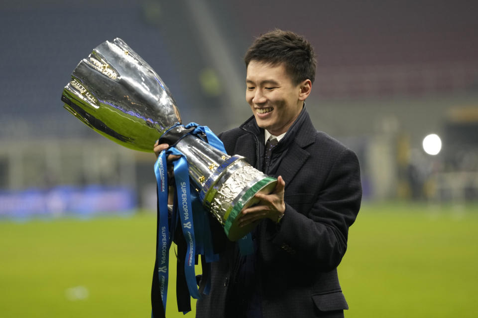 ARCHIVO - El presidente del Inter Milán Steven Zhang sonríe al alzar con el trofeo de la Supercopa italiana tras la victoria ante Juventus, el miércoles 12 de enero de 2022. (AP Foto/Luca Bruno)