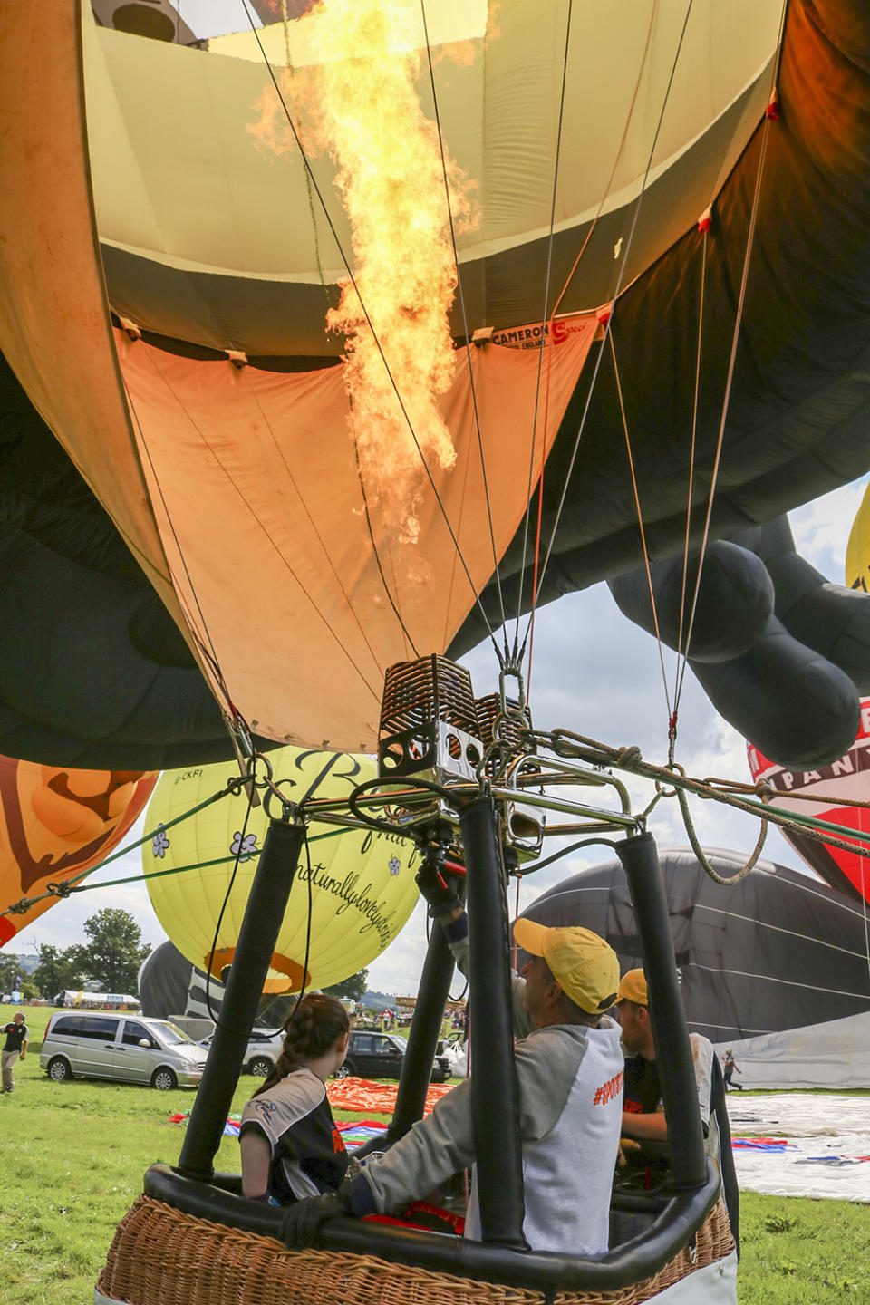 <p>Hot air Balloons are being tethered as balloonists prepare to launch at the Bristol international balloon fiesta held on August 10, 2017 in Avon, England. (Photo: Amer Ghazzal/Barcroft Images) </p>