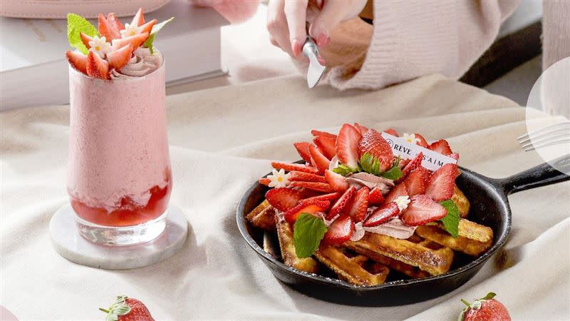 姓名中有「莓」字，2月15日至2月18日「毛絨巧克力草莓凍冰沙」免費喝。（圖／黑浮咖啡提供）