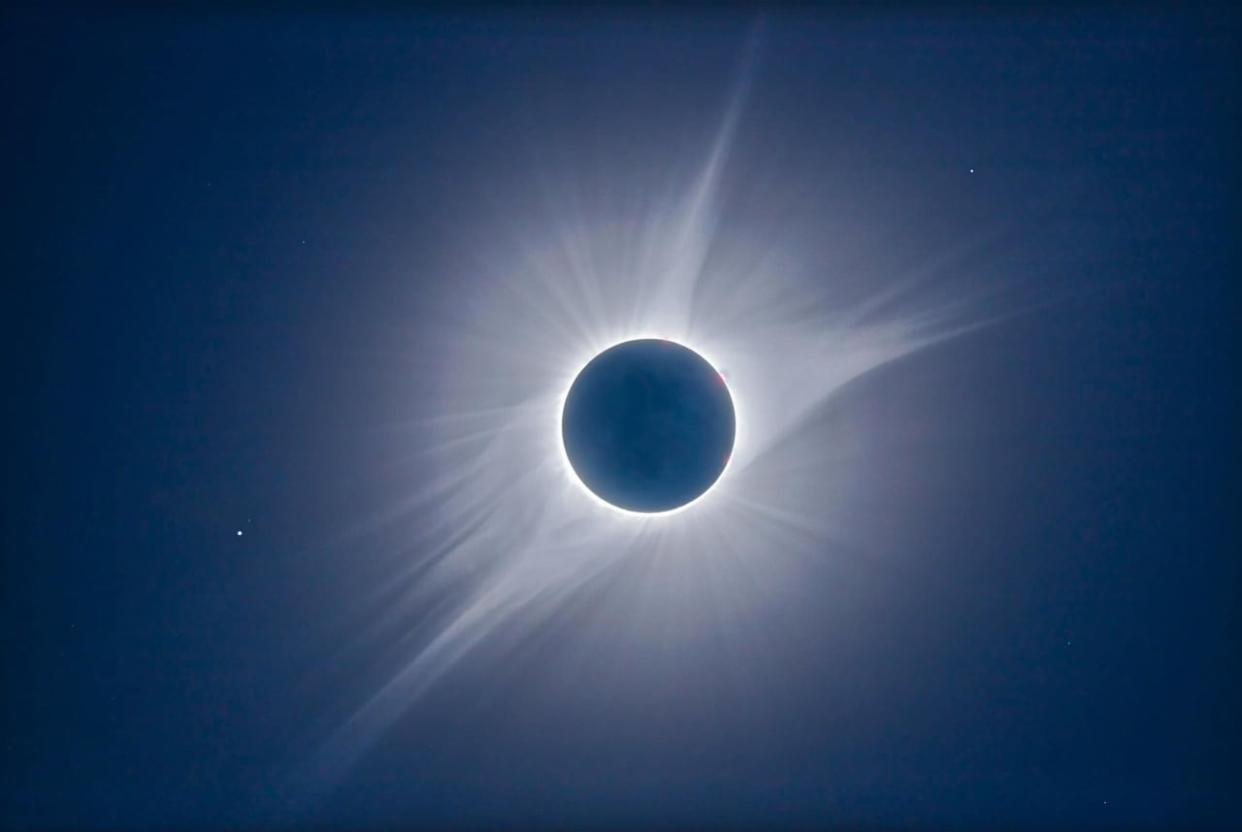 A total solar eclipse — when the moon entirely covers the sun — creates an amazing visual experience, as seen here. The streamers are part of the sun's corona, the outermost part of the its atmosphere. (Alan Dyer/AmazingSky.com - image credit)